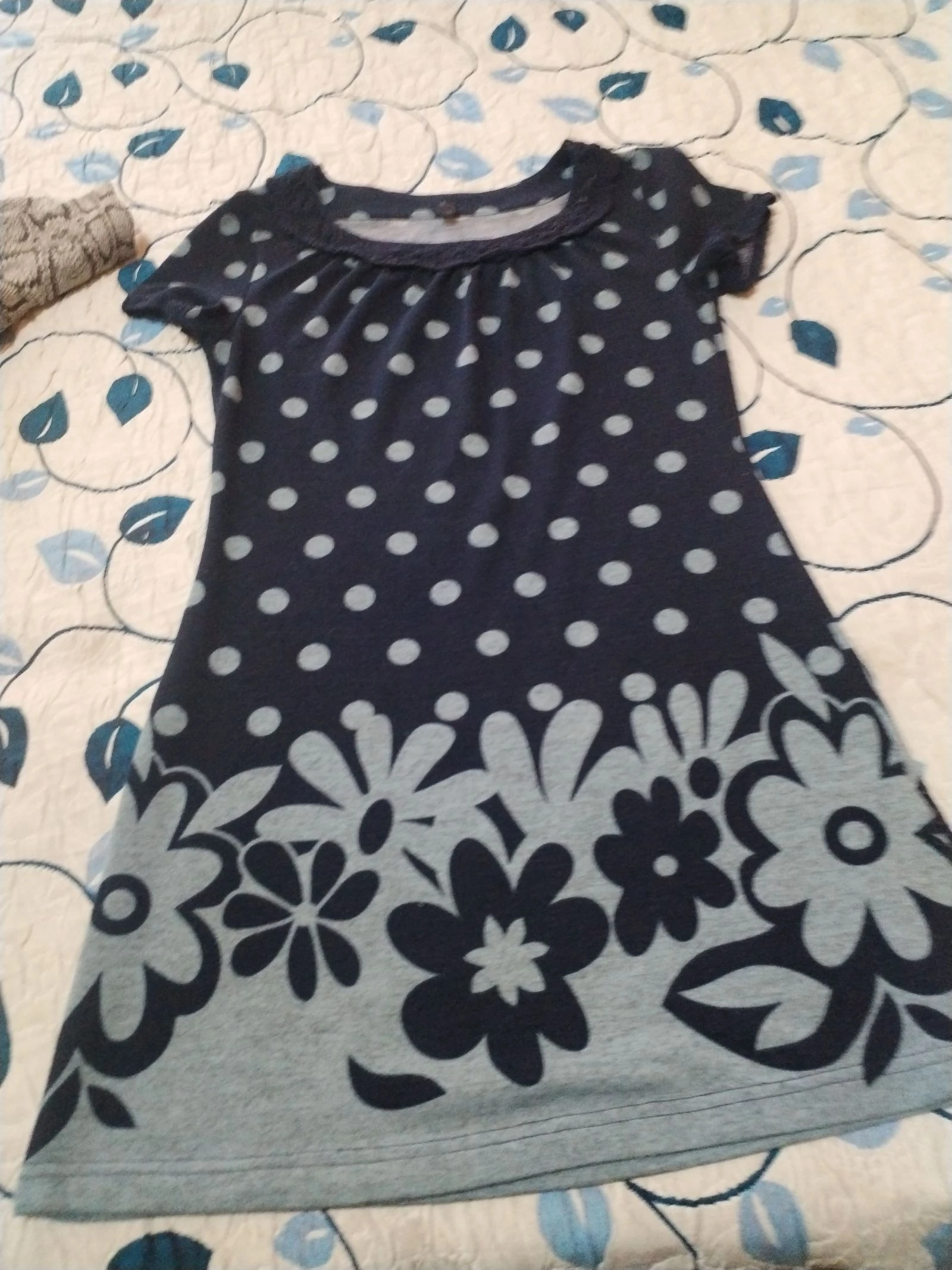 Zomerjurk met twee kleuren marineblauw en grijs met stippen en bloemen – photo 13